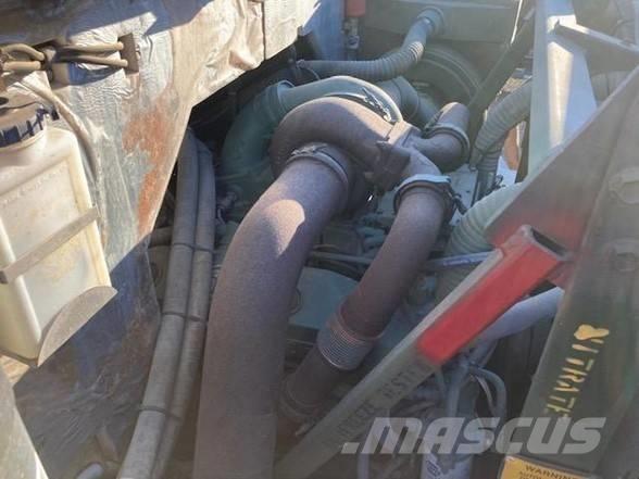 Oshkosh M1070 Tractor Units