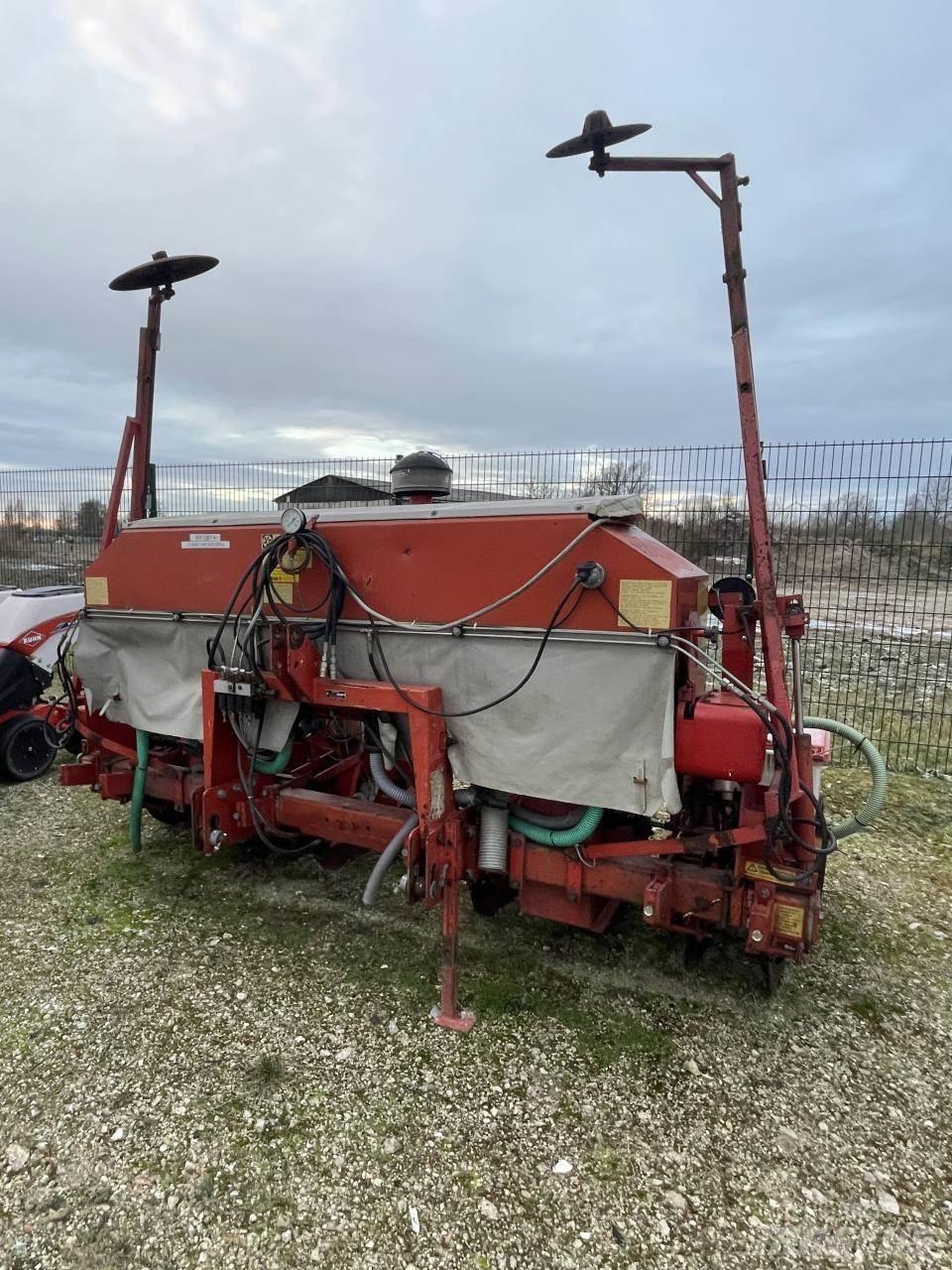 Becker Aeromat Precision sowing machines