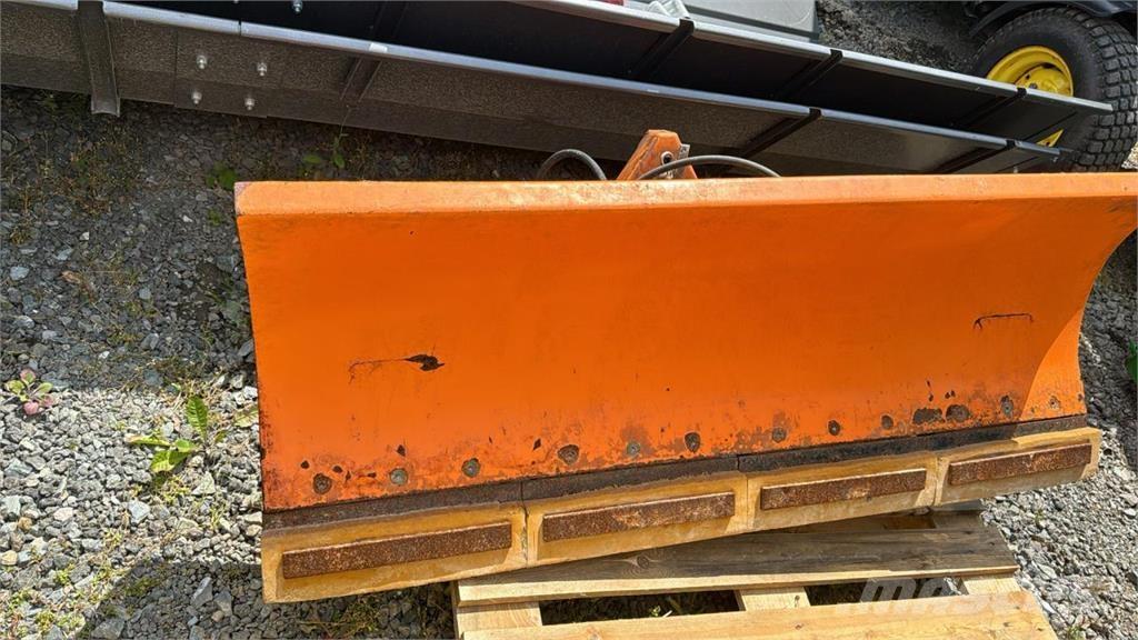 John Deere 3720 Compact tractors