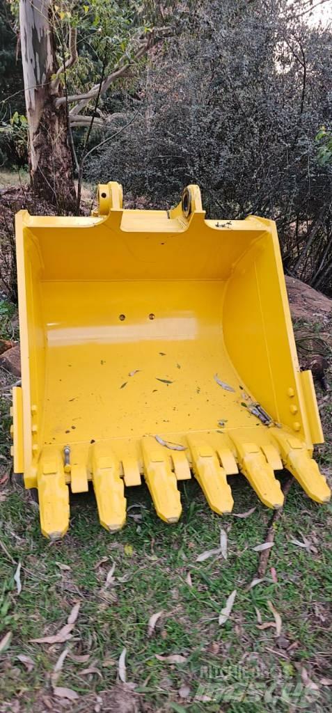 Komatsu PC210 Booms and arms