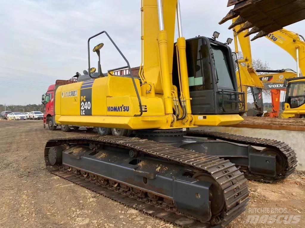 Komatsu 240LC-8 Crawler excavators