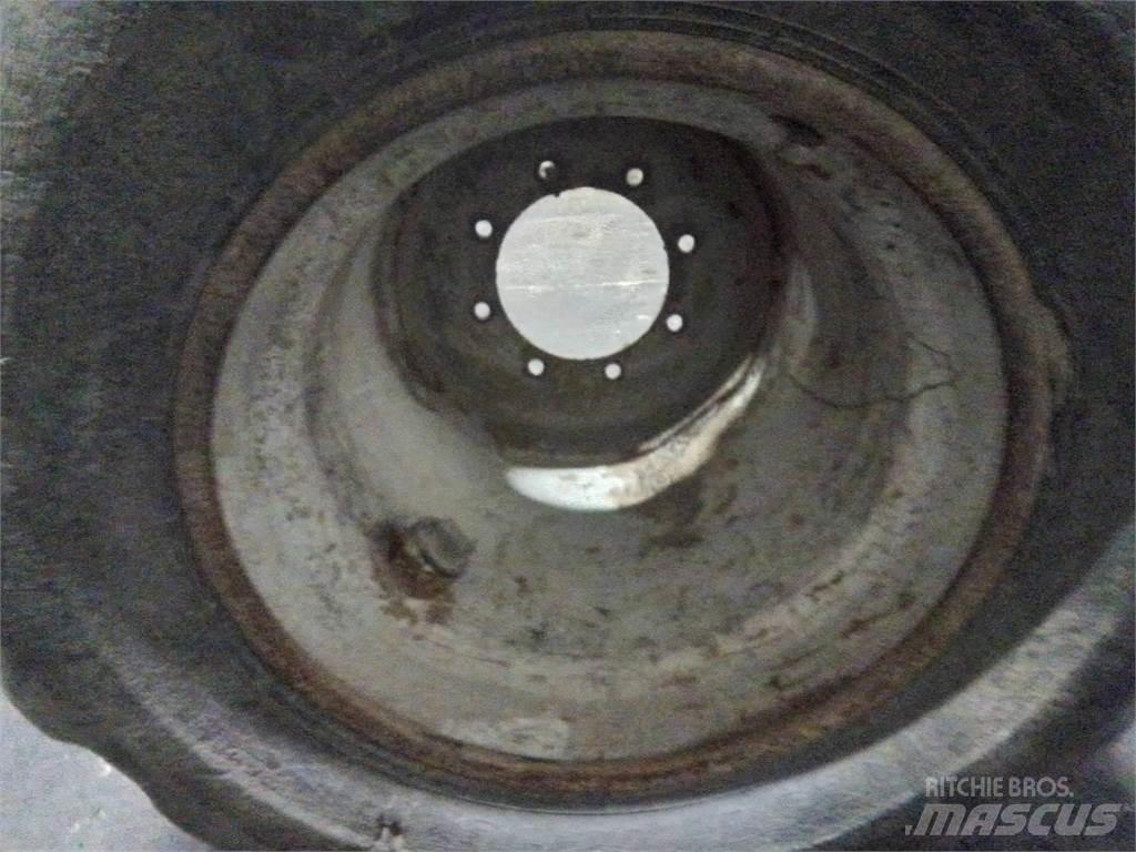 Valmet 820 24x22,5 Tyres, wheels and rims