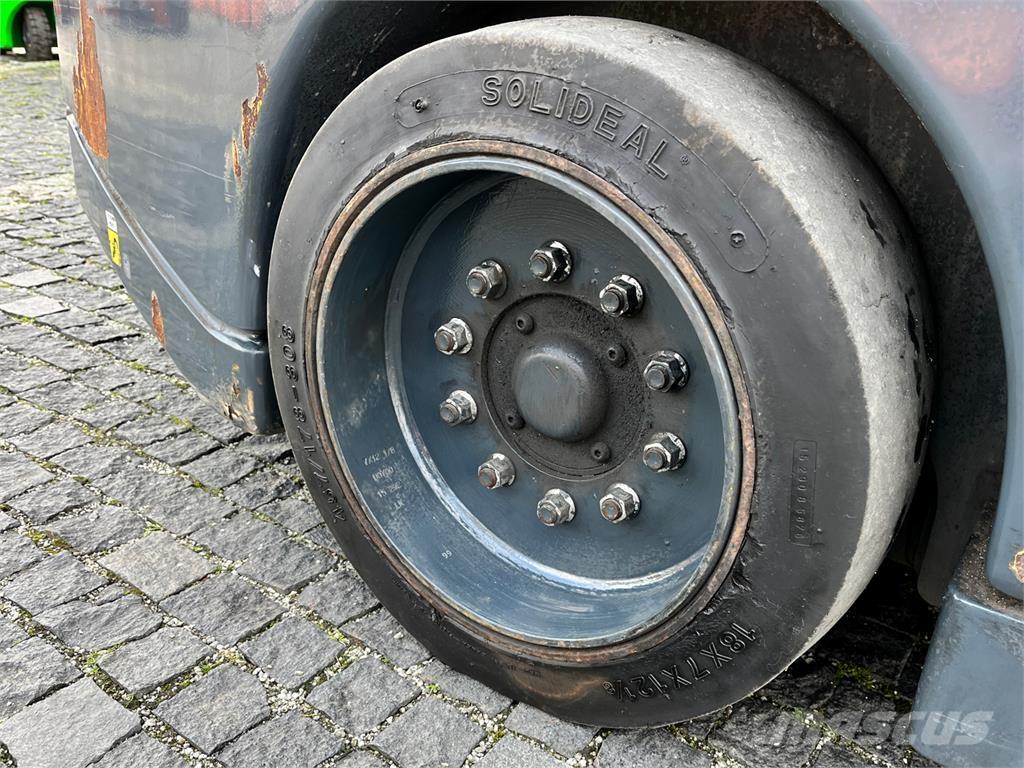 Aisle-Master 15NE Narrow aisle truck