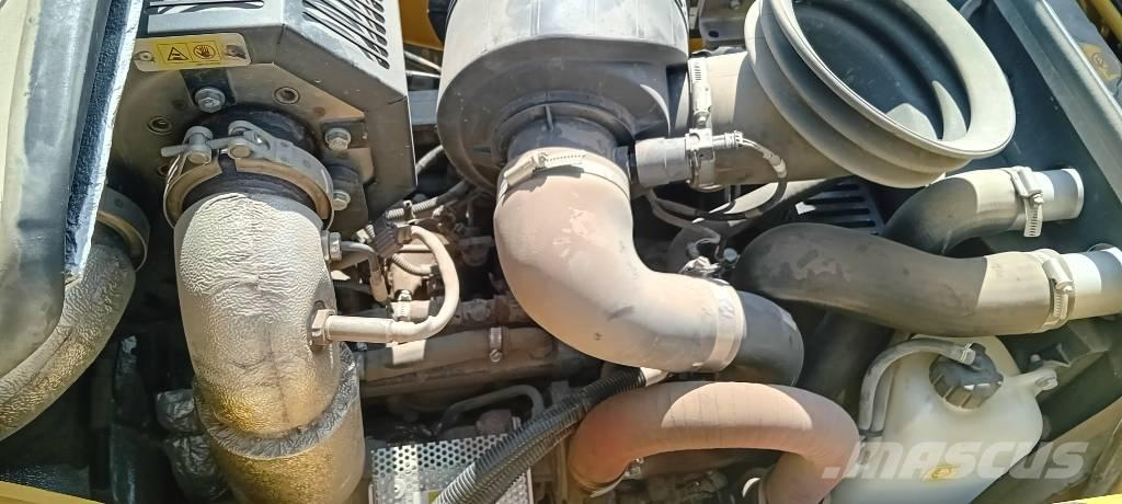 Komatsu WB 93 S-8 Backhoe loaders