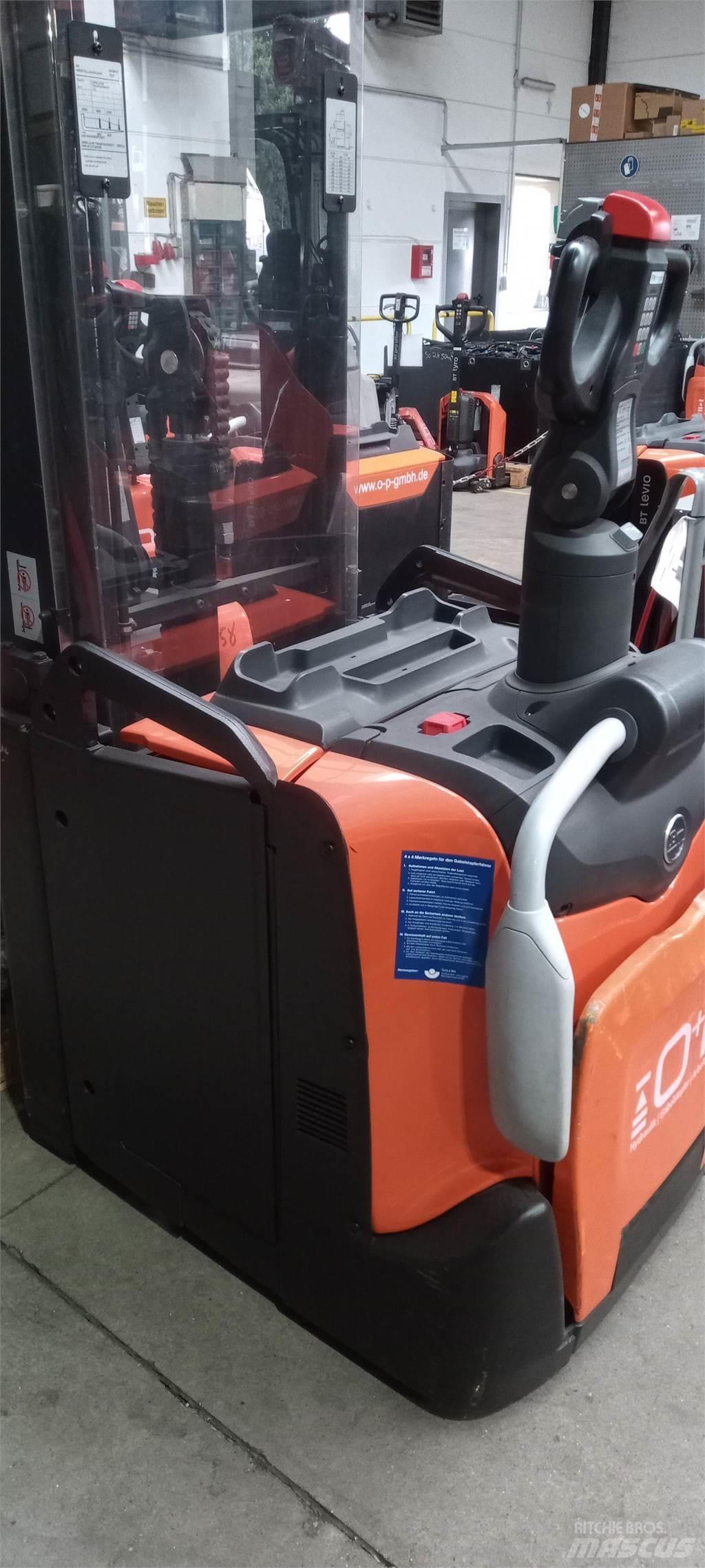 Toyota SPE160L Pedestrian stacker