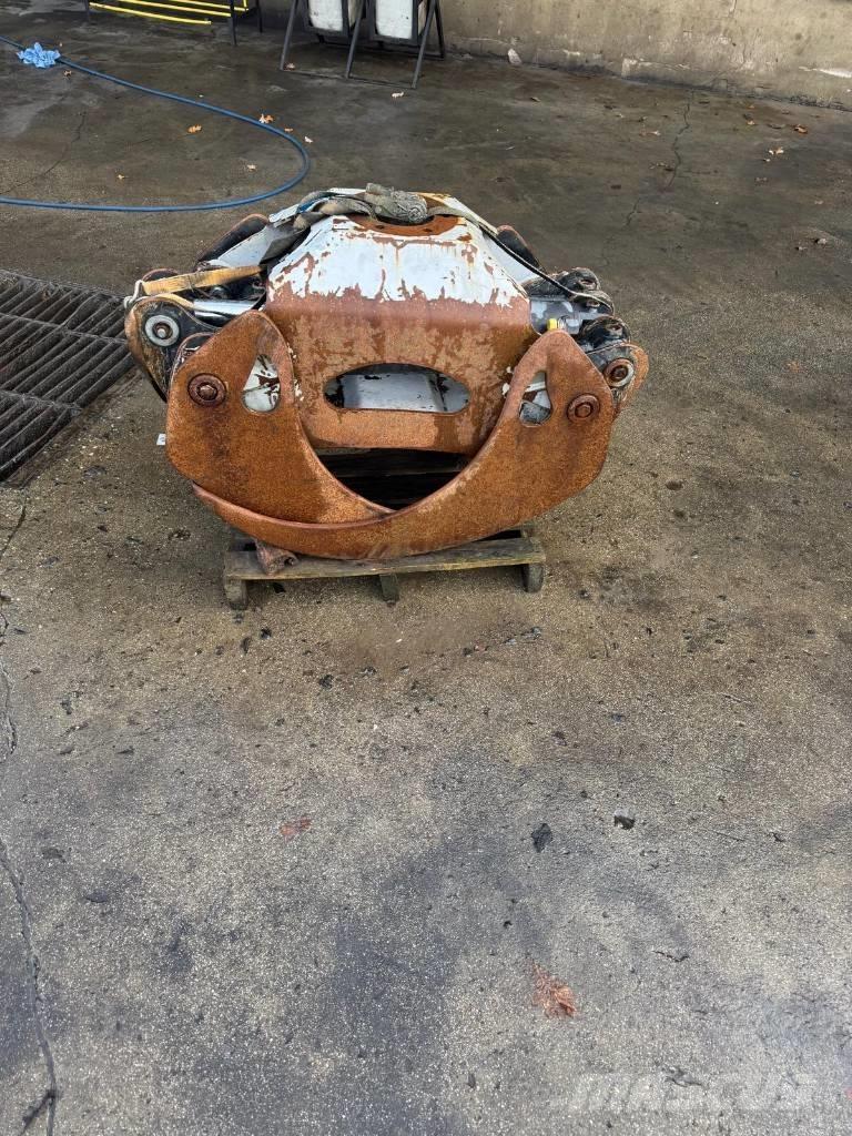 Komatsu G36 Grapples