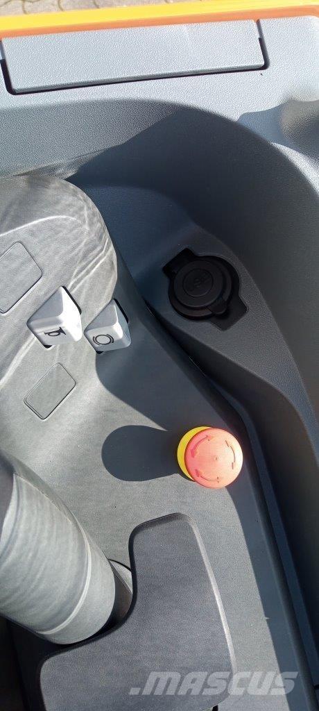 Toyota LSI200 Pedestrian stacker