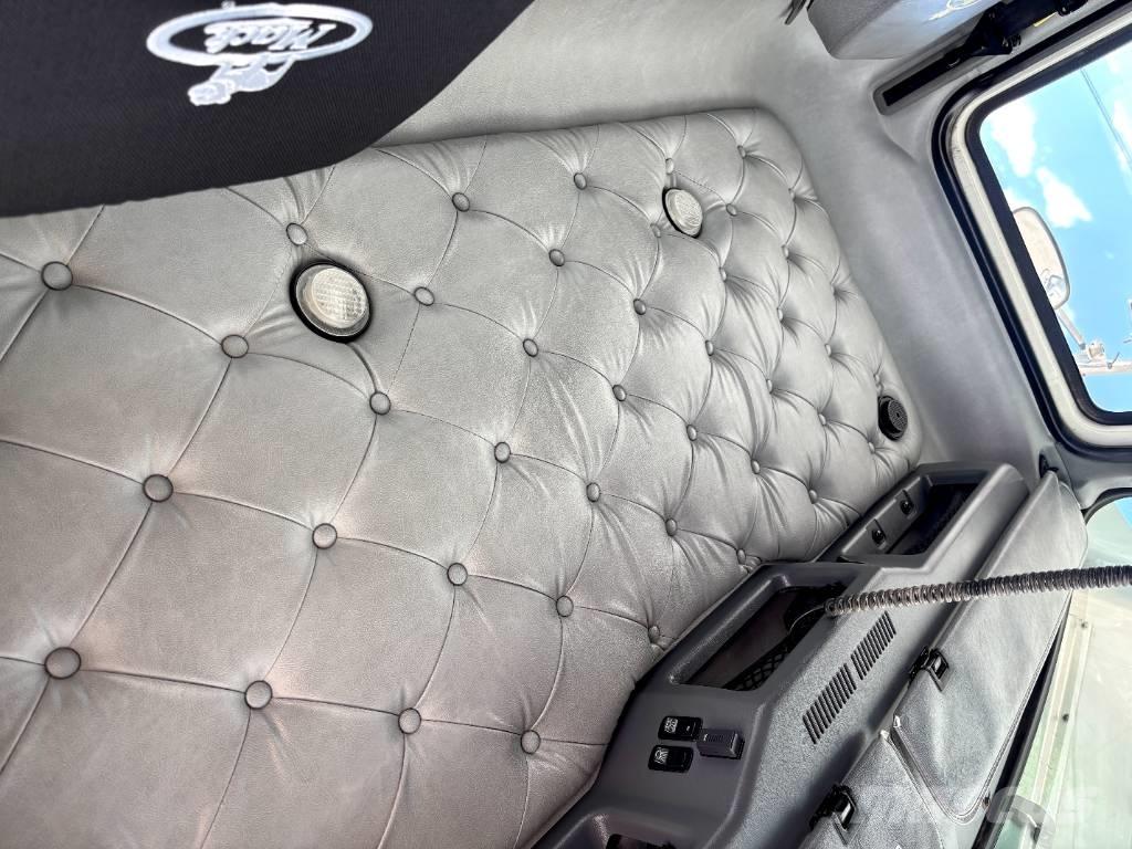 Mack CHU 613 Tractor Units