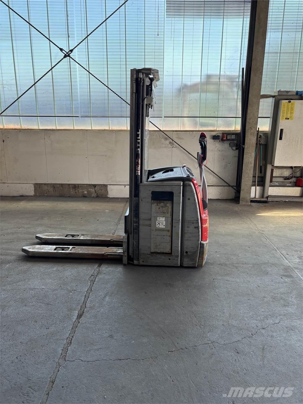 Still EXV 16 Pedestrian stacker