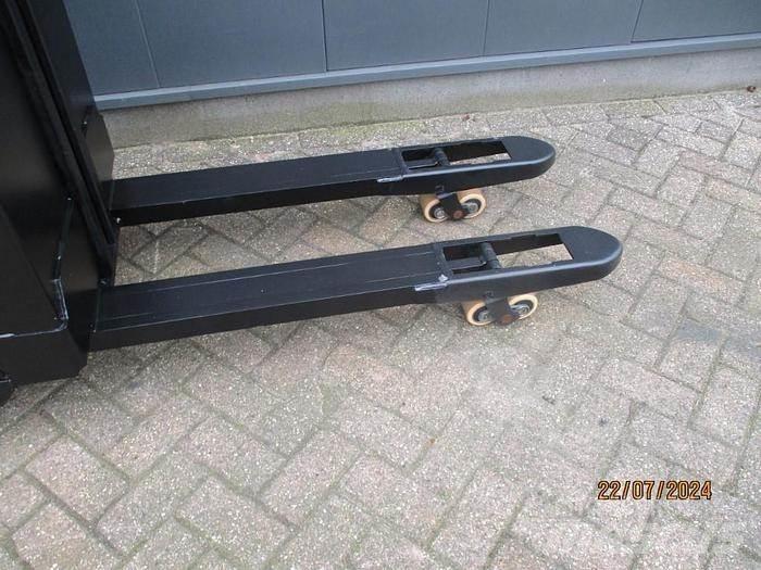 BT SWE 080L Pedestrian stacker