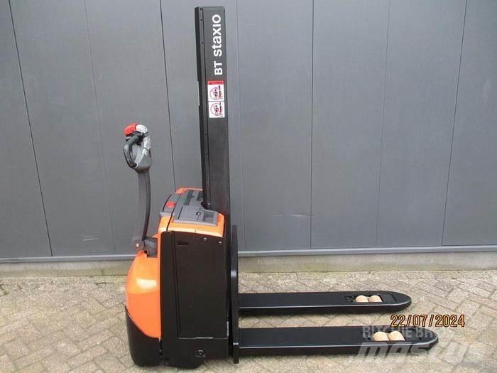 BT SWE 080L Pedestrian stacker