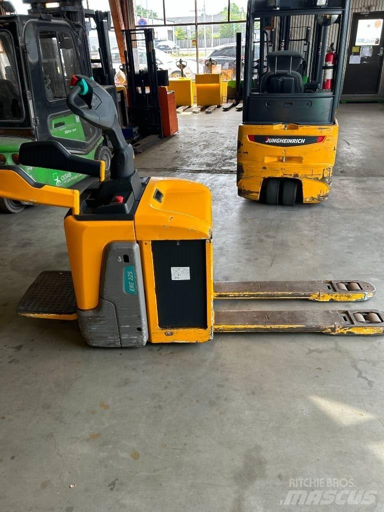 Jungheinrich ERE 225 Low lift order picker