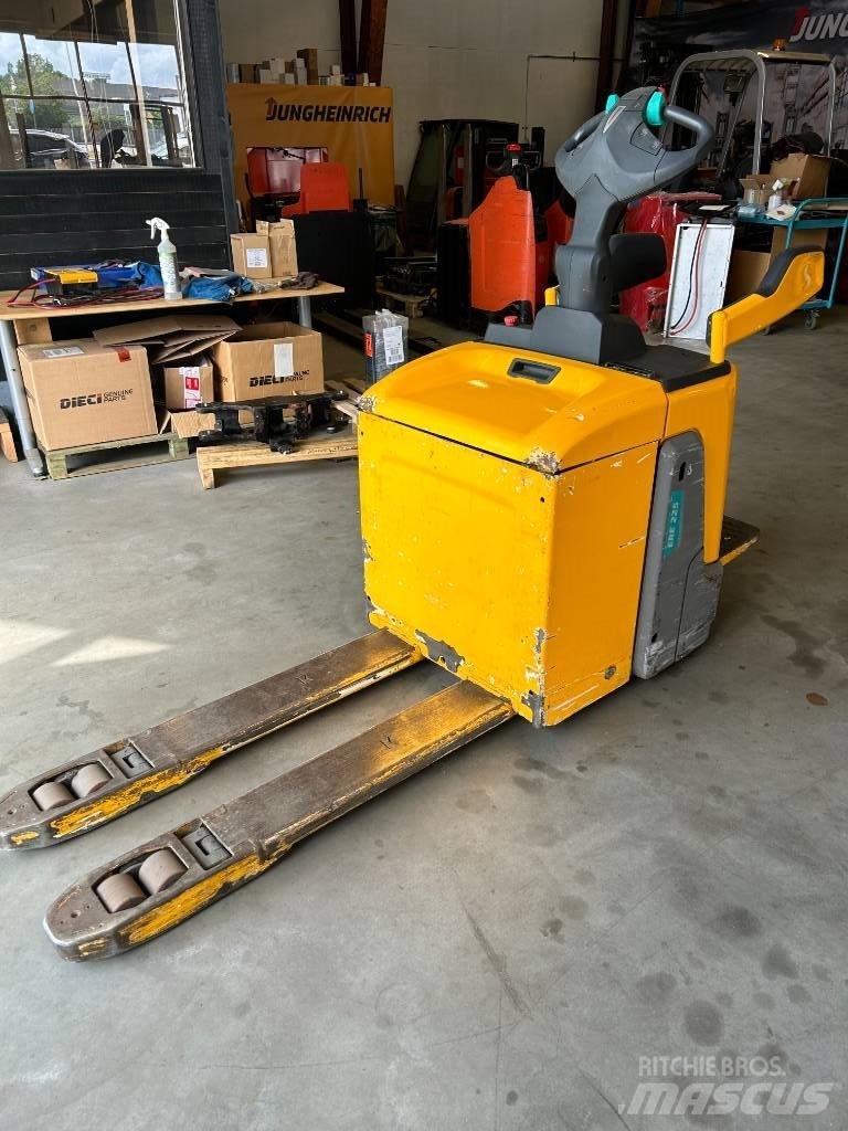 Jungheinrich ERE 225 Low lift order picker