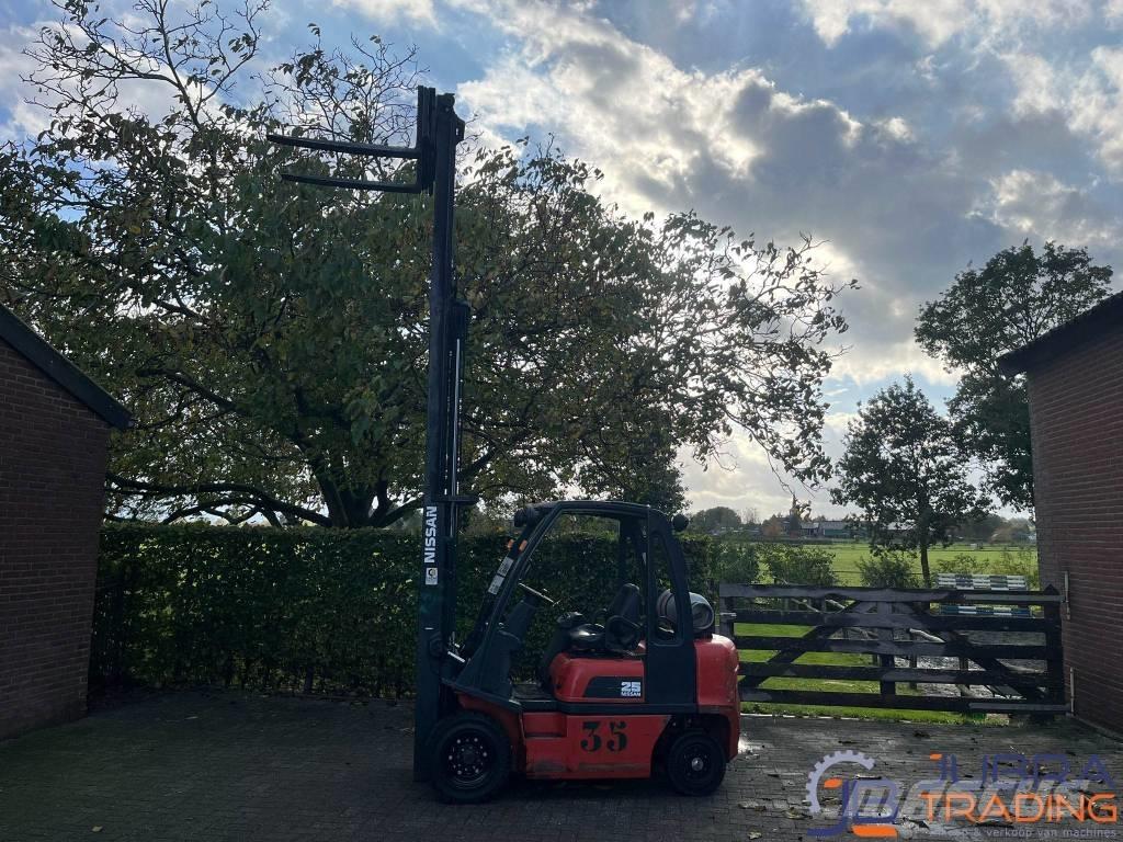 Nissan UD02A25PQ LPG trucks