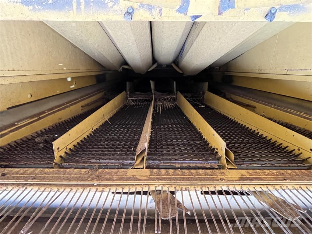 New Holland TX 32 Combine harvesters