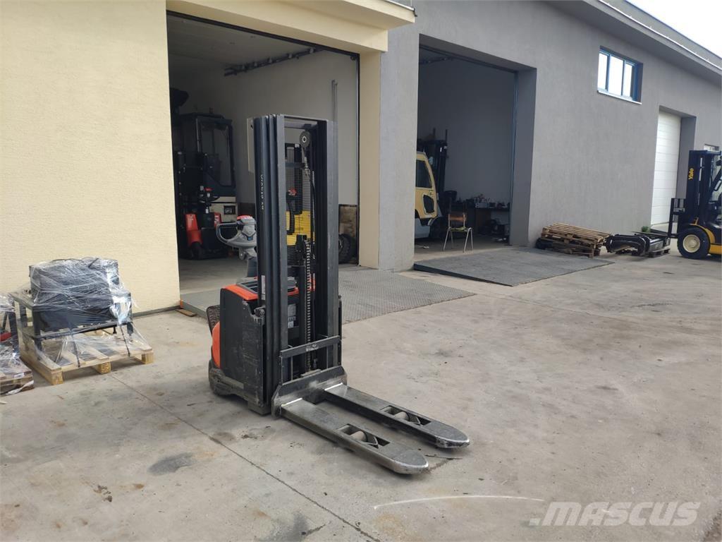 BT SWE120 Self propelled stackers