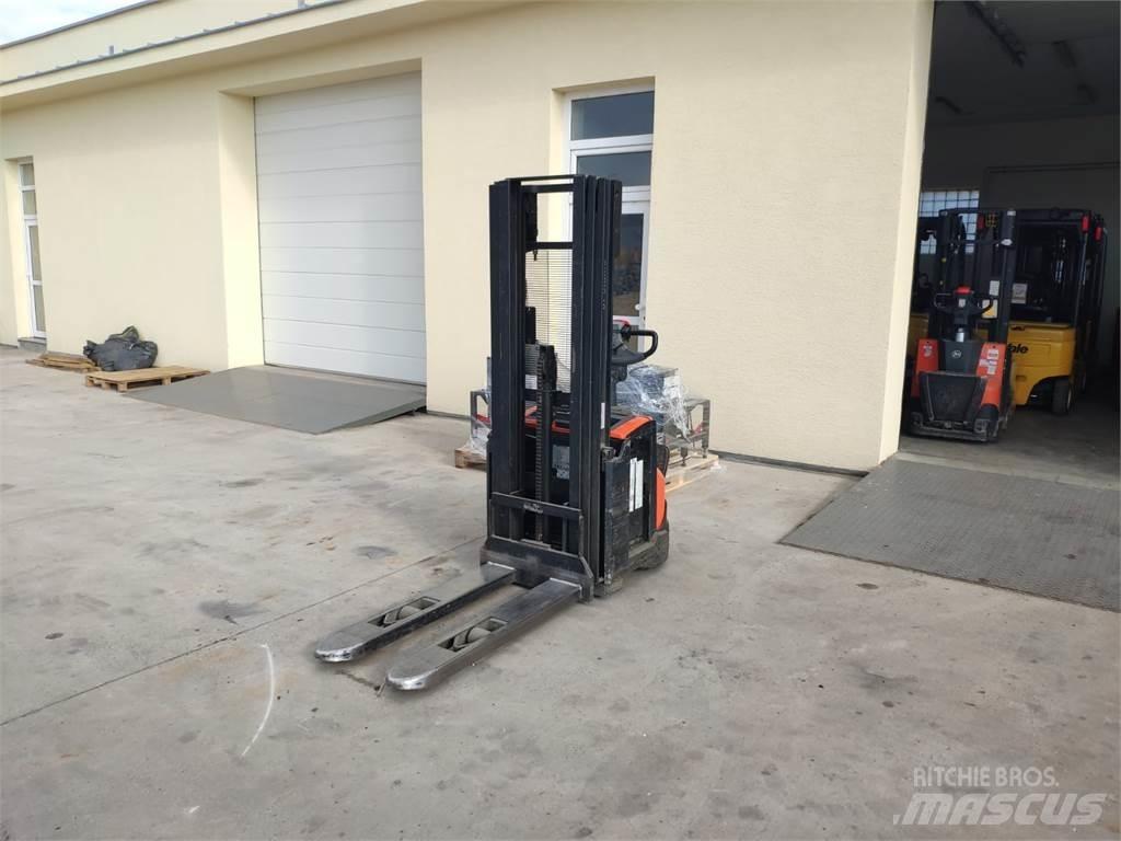 BT SWE120 Pedestrian stacker