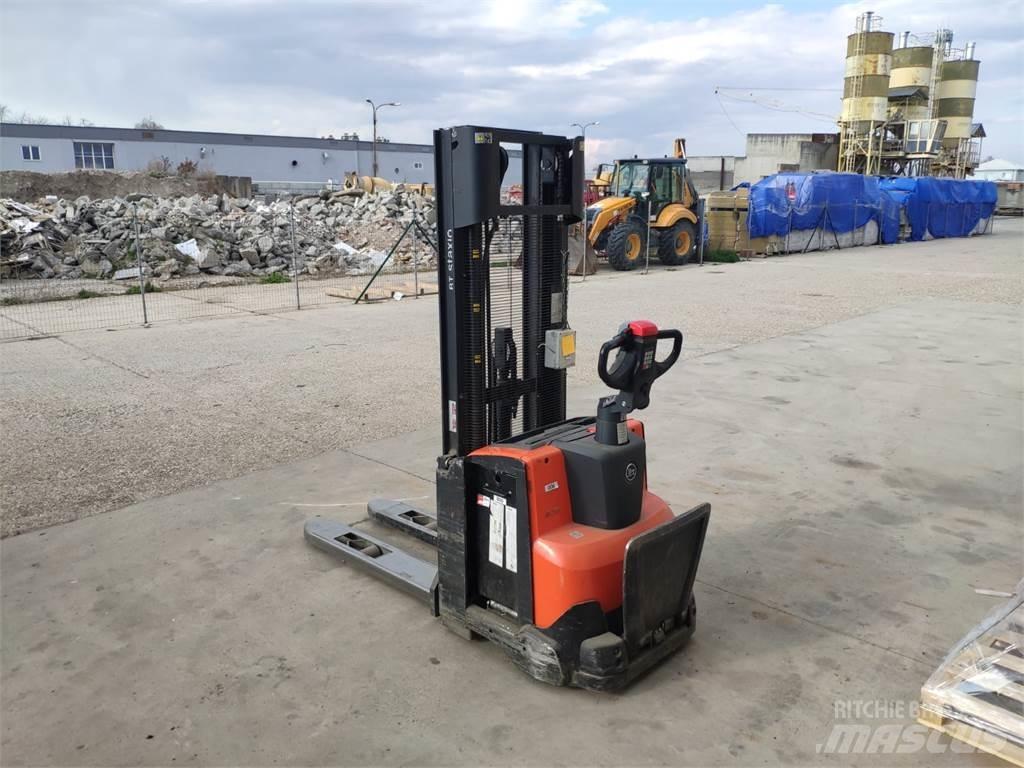 BT SWE120 Pedestrian stacker