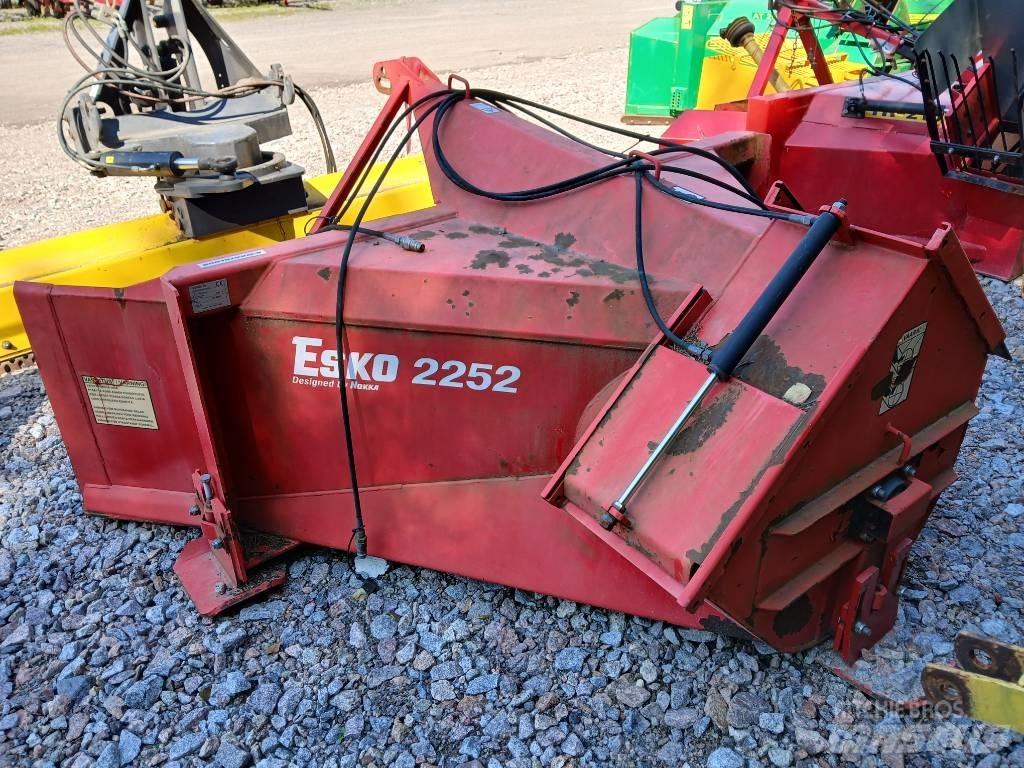 Esko 2252 Snow throwers