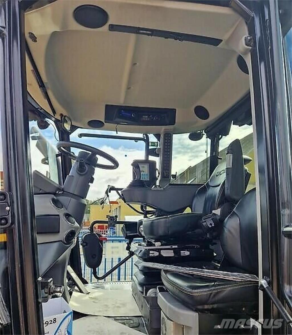 JCB 4220 Fastrac Tractors