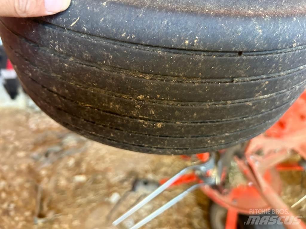 Kuhn GF10812 Rakes and tedders