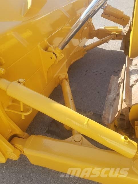 Komatsu D65EX-15 Crawler dozers
