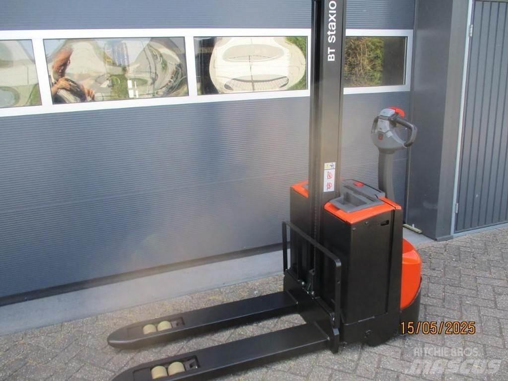 BT SWE 080L Pedestrian stacker