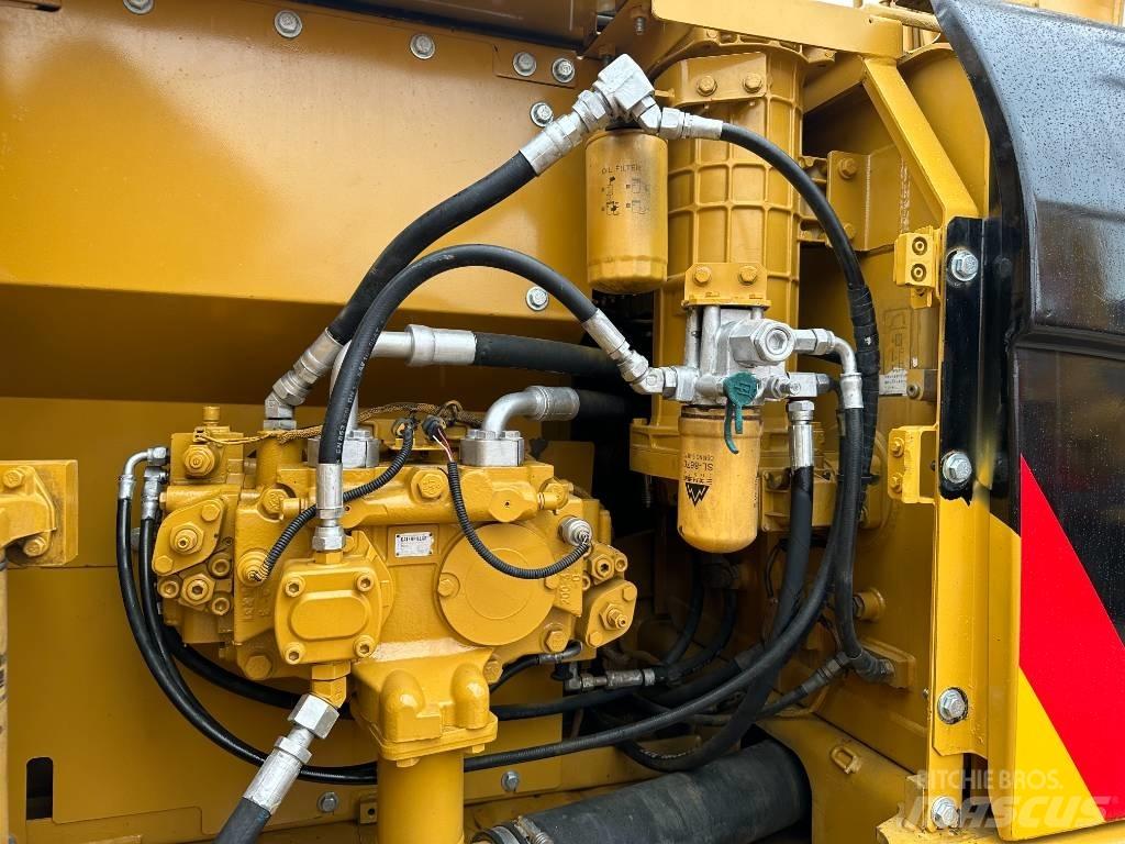CAT 320 Crawler excavators