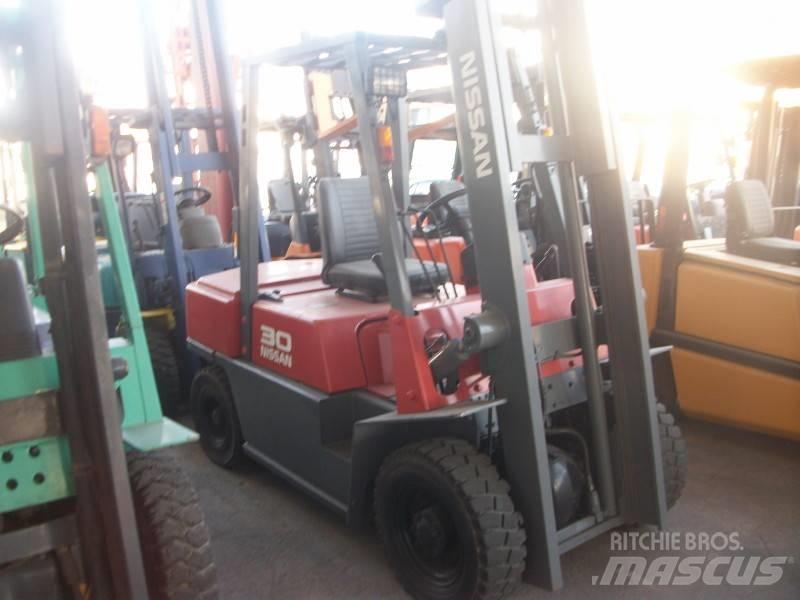 Nissan UGJ02M30 LPG trucks