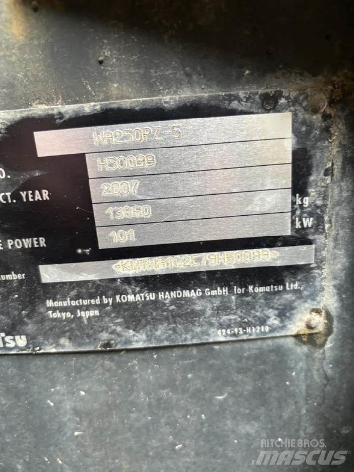 Komatsu WA250PZ-5 Wheel loaders