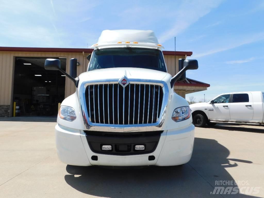 International LT 625 Tractor Units