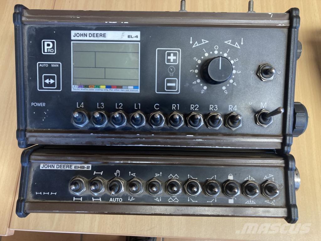 John Deere 732 Trailed sprayers