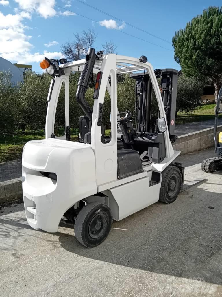 UniCarriers DX 25 Diesel trucks