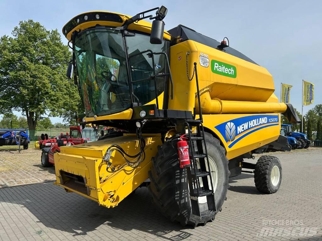 New Holland TC 5070 Combine harvesters