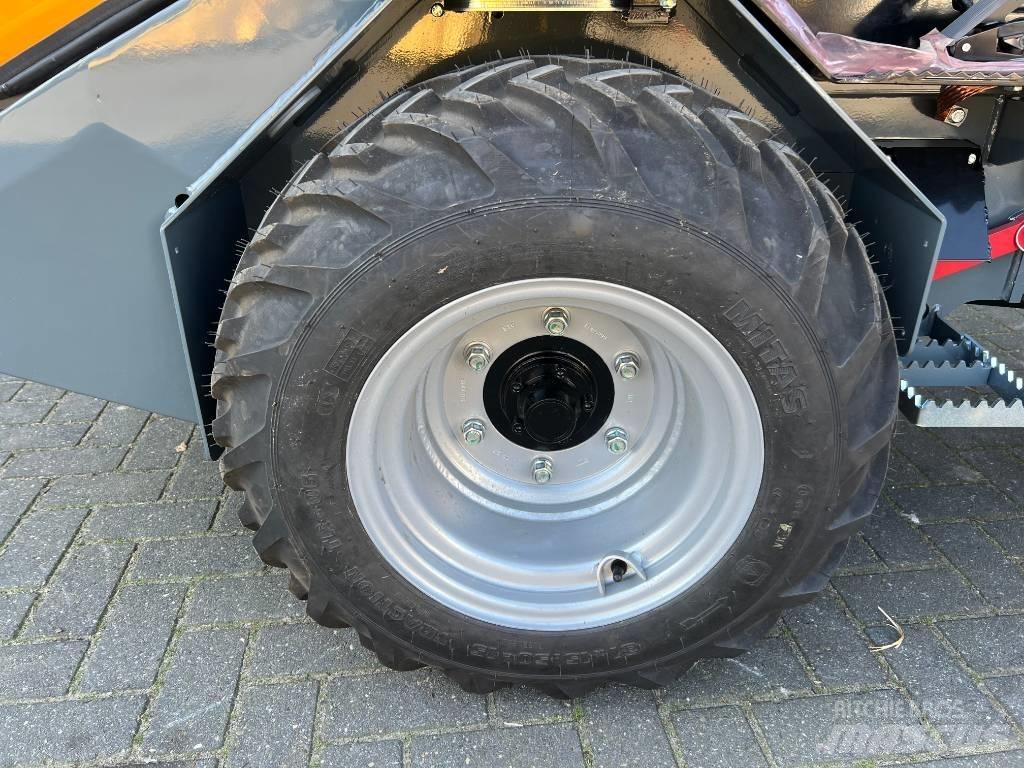 GiANT G2200E X-tra Multi purpose loaders
