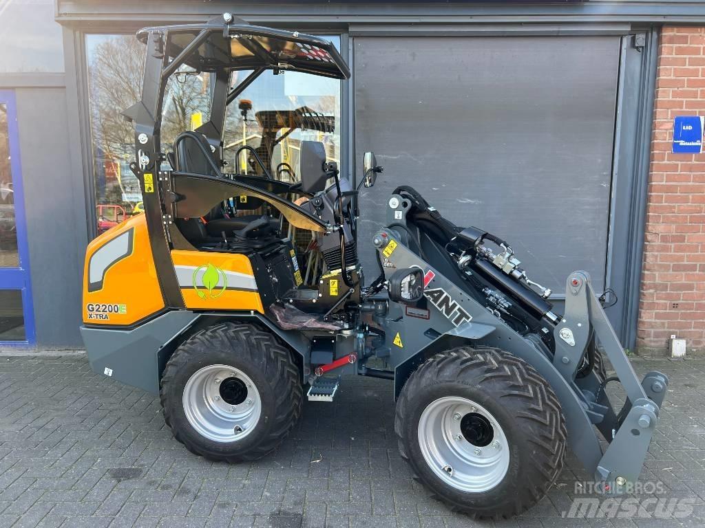 GiANT G2200E X-tra Multi purpose loaders