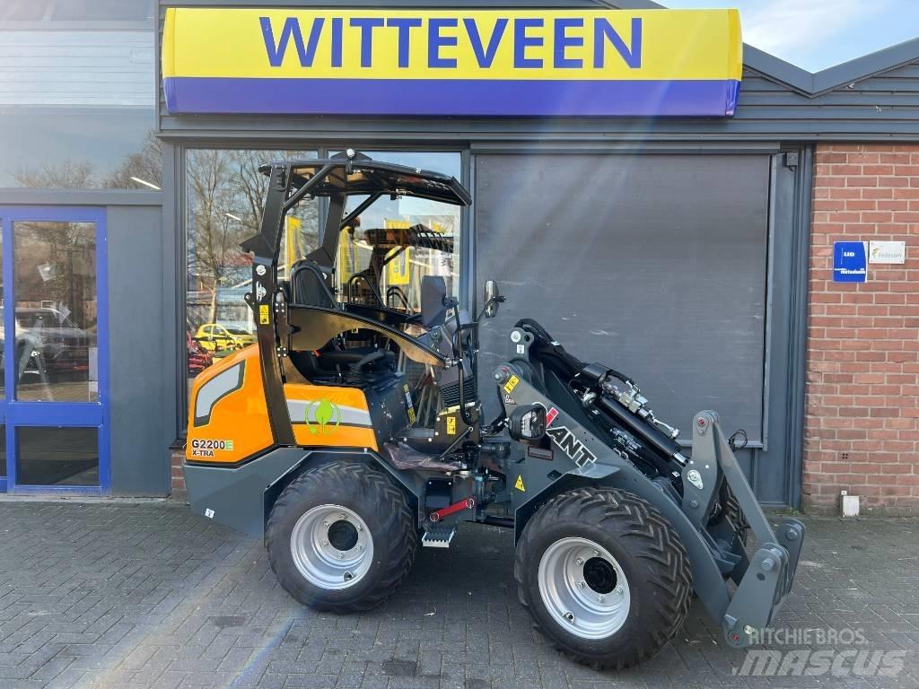 GiANT G2200E X-tra Multi purpose loaders