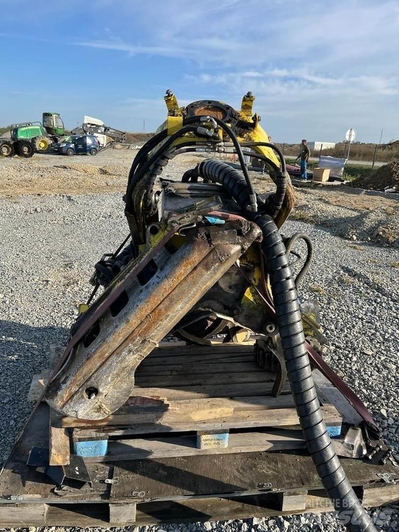 John Deere H414 Harvester heads