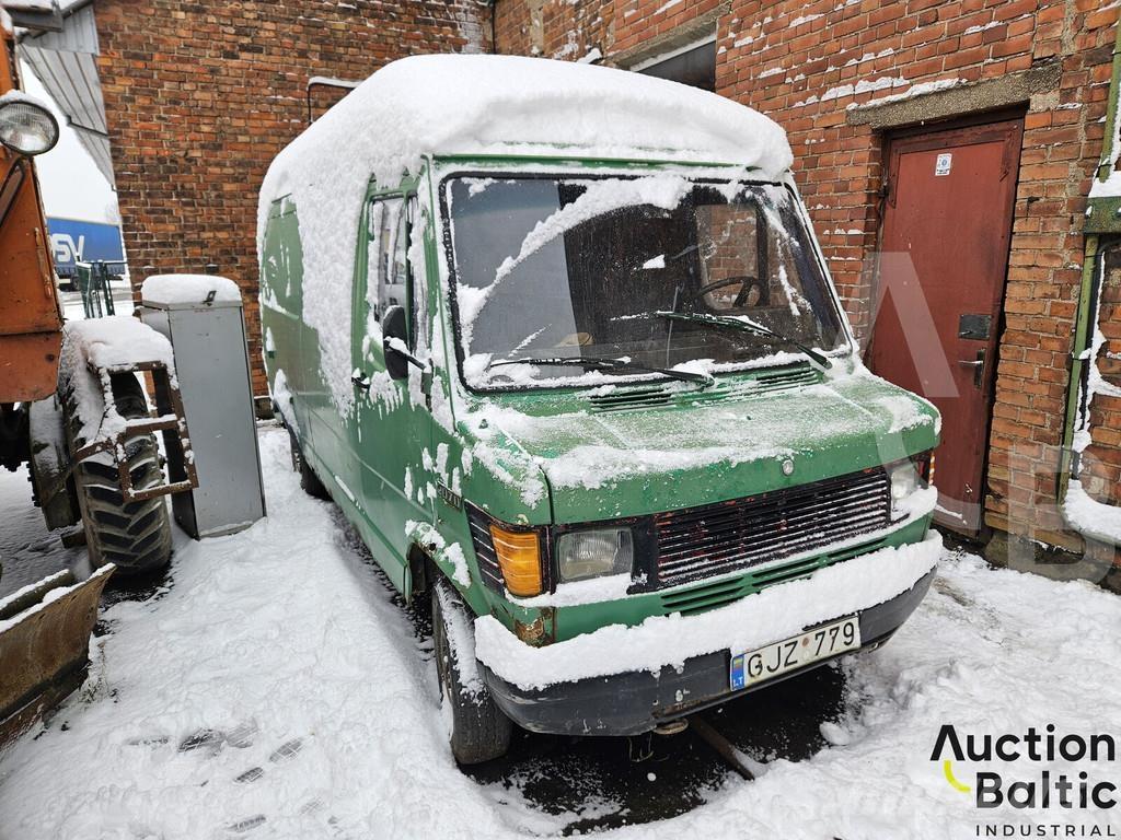 Mercedes-Benz 207D Box body