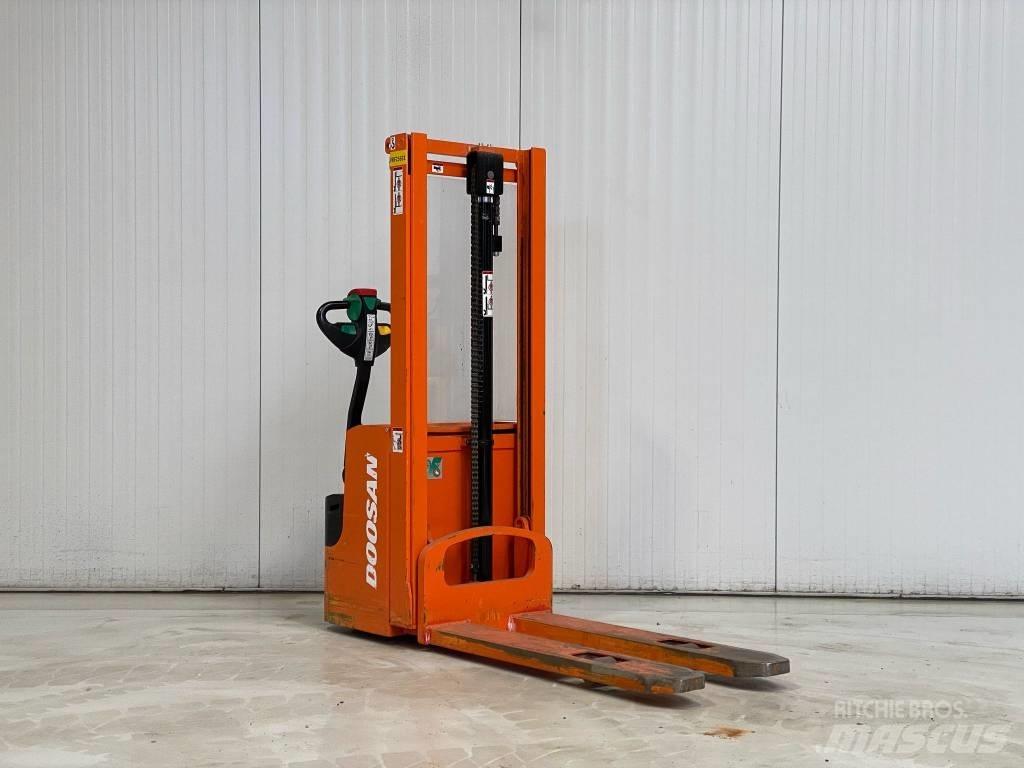 Doosan LEDS12.5C Pedestrian stacker