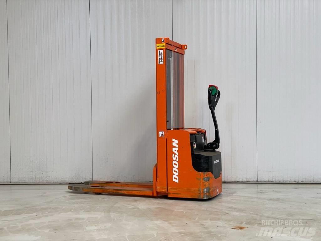 Doosan LEDS12.5C Pedestrian stacker