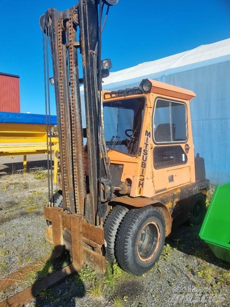 Mitsubishi FD 40 Diesel trucks