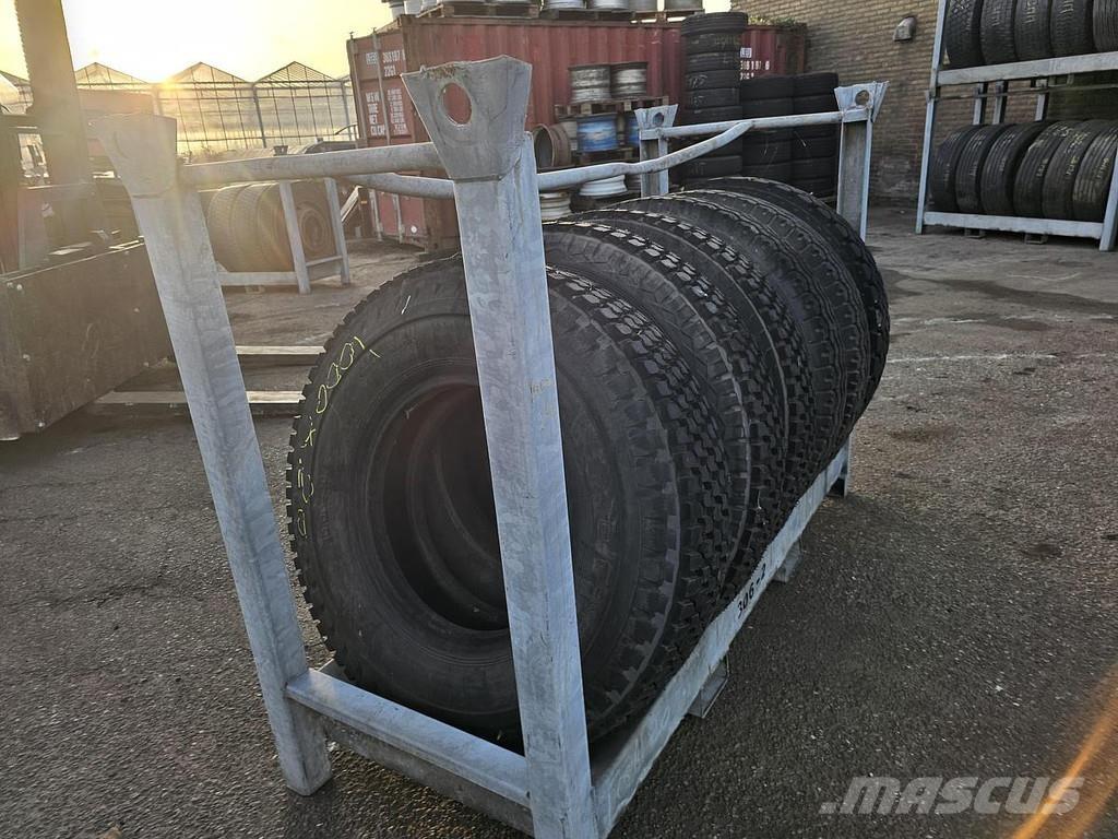  Several 1000 X 20 Skeletal trailers