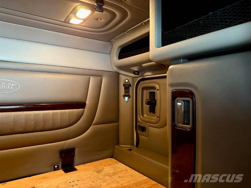 Peterbilt 389 PRIDE Tractor Units