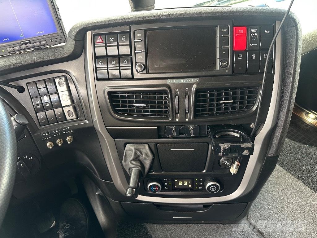 Iveco Stralis 8x4*4 Hook lift trucks