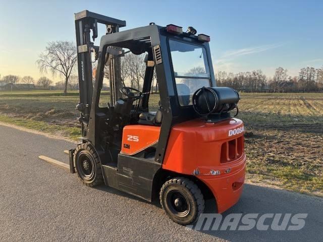 Doosan G 25 G LPG trucks
