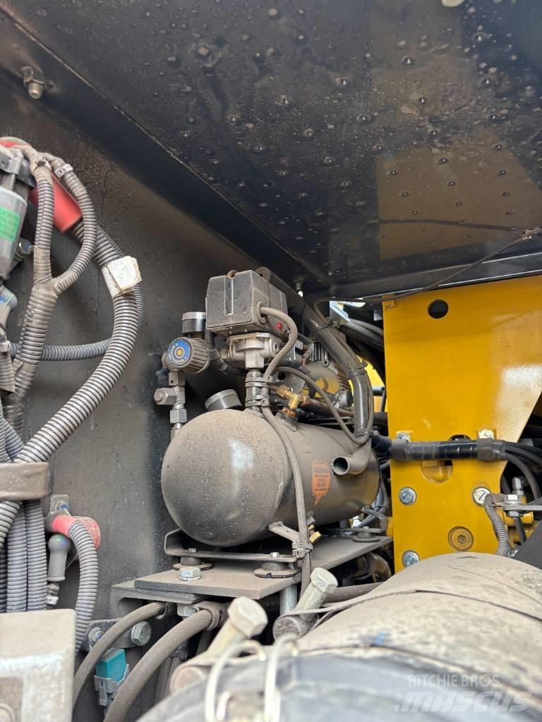 Komatsu PW180-11 Wheeled excavators