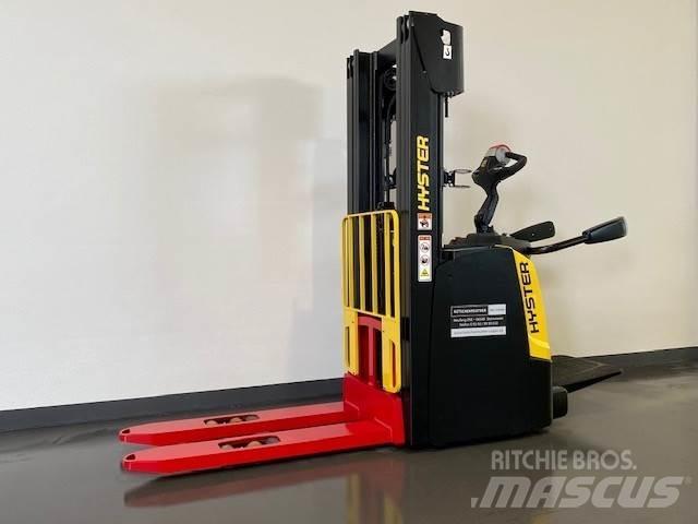 Hyster S1.6S IL Pedestrian stacker