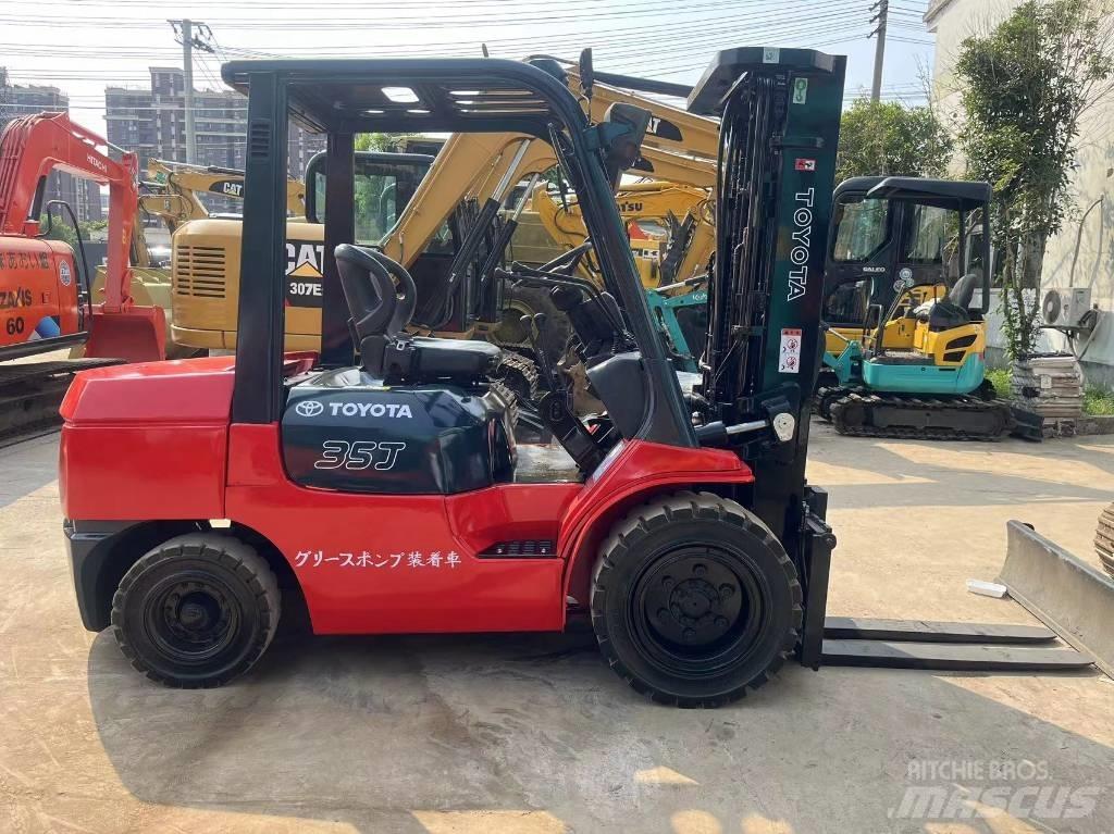 Toyota FD 35 Diesel trucks