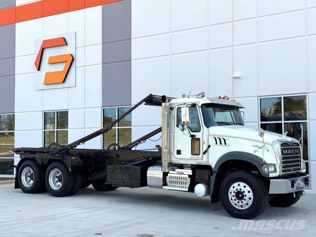 Mack GU713 Cable lift demountable trucks